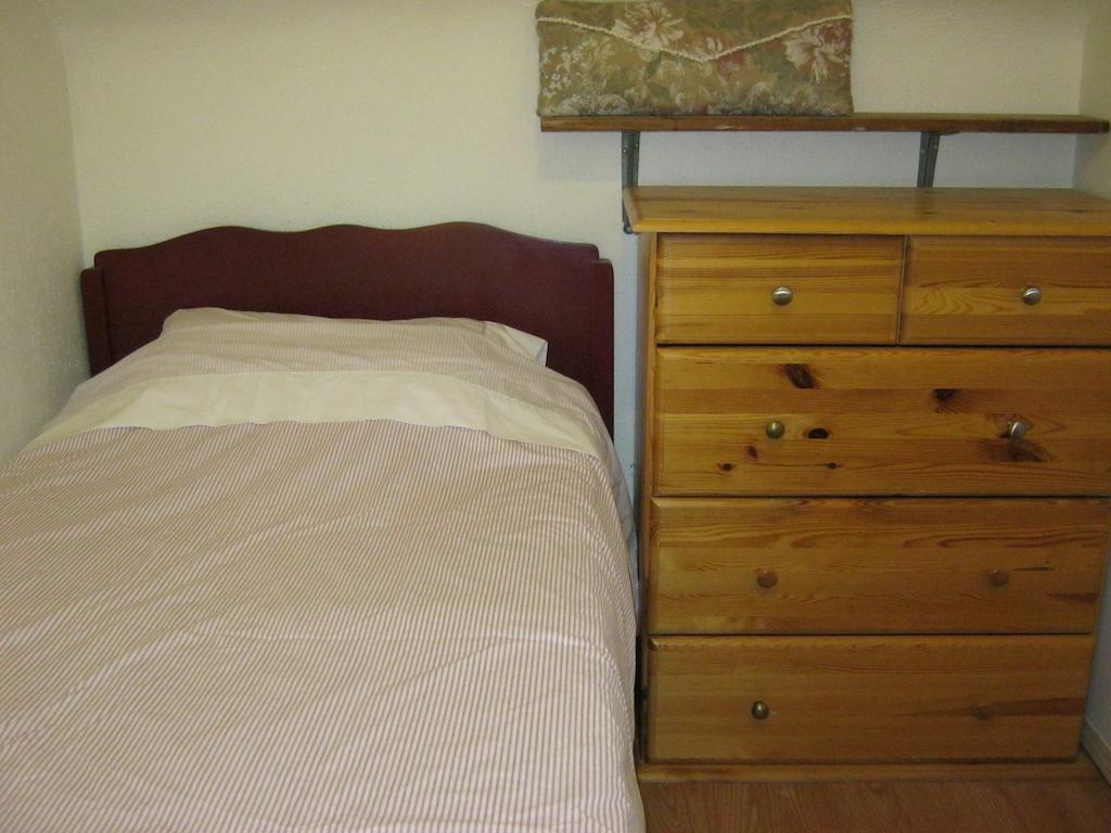 Kelowna Okanagan Lake Hostel Room photo