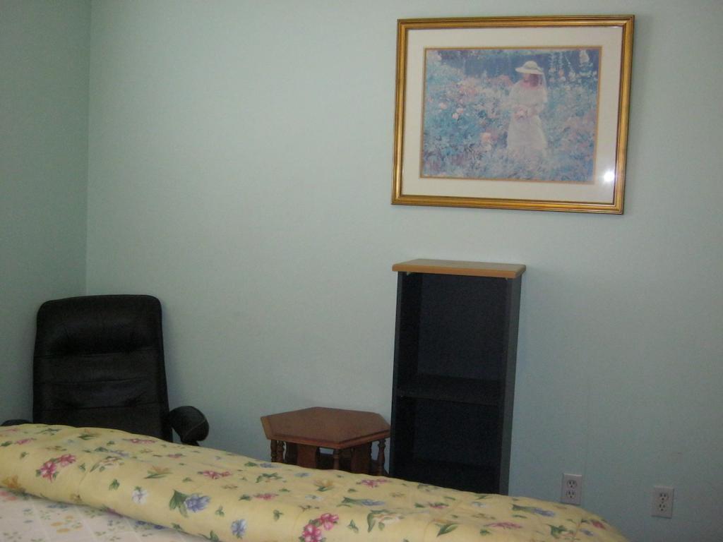 Kelowna Okanagan Lake Hostel Room photo